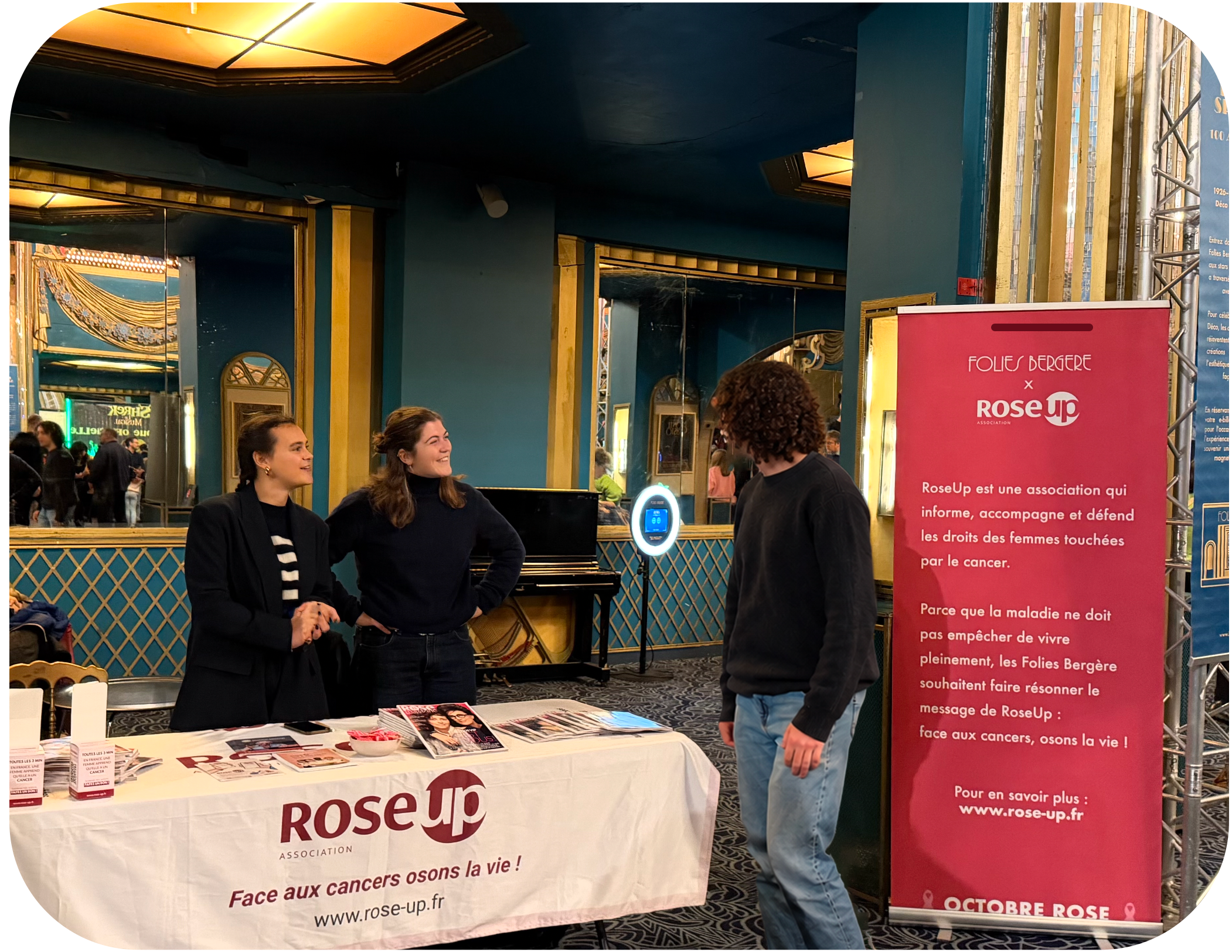 Accueil de l’association RoseUp aux Folies Bergère pour Octobre Rose